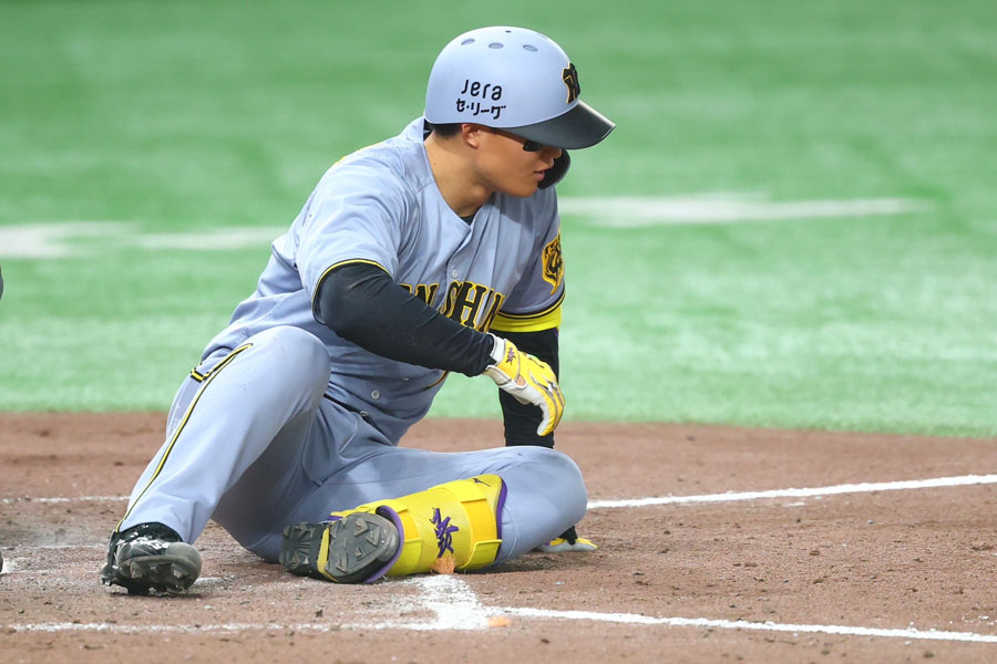 投球を避けて打席で倒れ込む阪神・森下翔太【写真：加治屋友輝】
