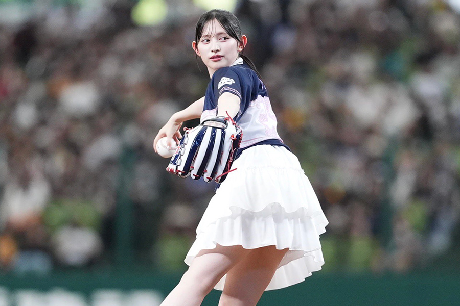 「超ときめき 宣伝部」の菅田愛貴さんが始球式に登場【写真：小林靖】