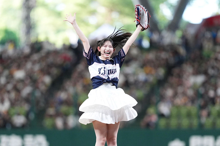 「超ときめき 宣伝部」の菅田愛貴さんが始球式に登場【写真：小林靖】