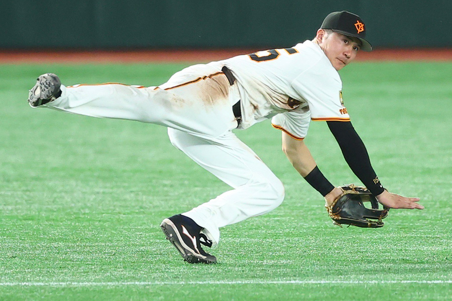 阪神戦で好守を見せた巨人・泉口友汰【写真：加治屋友輝】