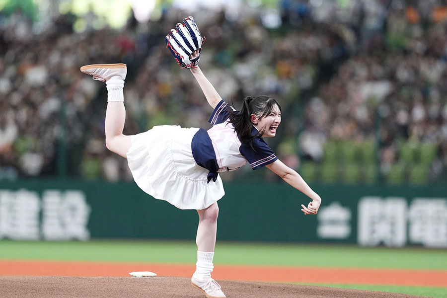 始球式を務めた菅田愛貴さん【写真:小林靖】