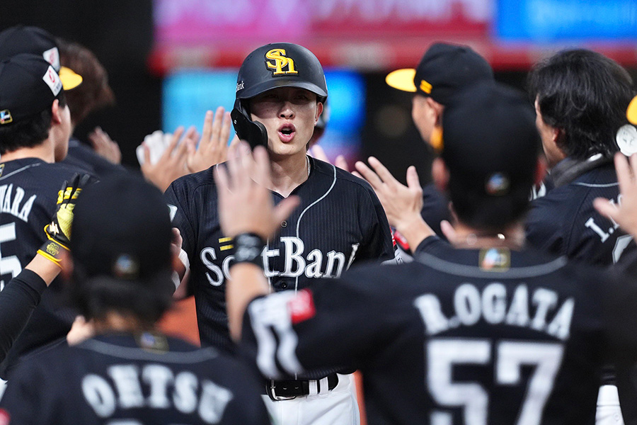 西武戦の3回、同点打を放ったソフトバンク・周東佑京【写真：小林靖】