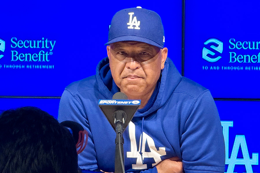 試合前、取材に応じるドジャースのデーブ・ロバーツ監督【写真：小谷真弥】