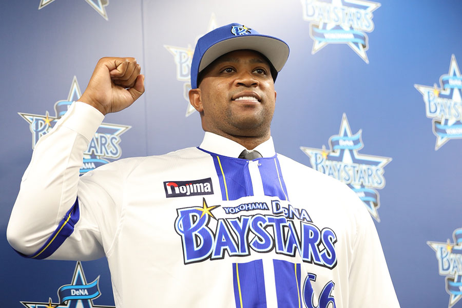 入団会見に登場したDeNAのダヤン・ビシエド【写真：松本洸】