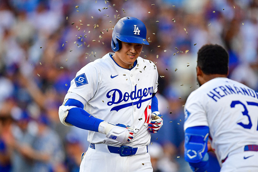 35号本塁打を放ち祝福を受けるドジャース・大谷翔平【写真：ロイター】