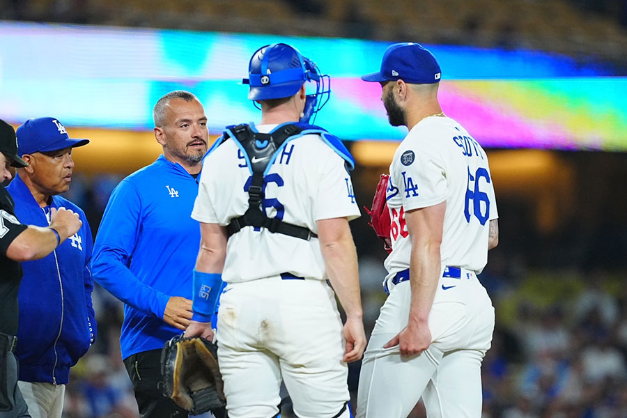 ツインズ戦の9回表、緊急降板したドジャースのタナー・スコット【写真：荒川祐史】