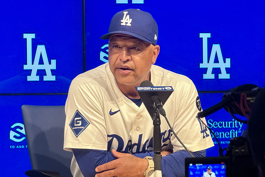 試合後の取材に応じたドジャースのデーブ・ロバーツ監督【写真：小谷真弥】