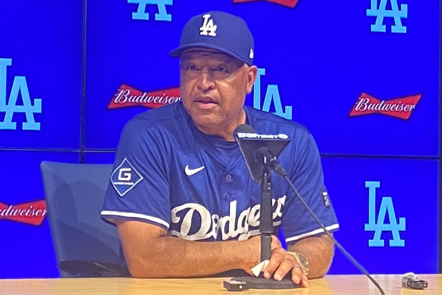 試合前、取材に応じるドジャースのデーブ・ロバーツ監督【写真：真柴健】