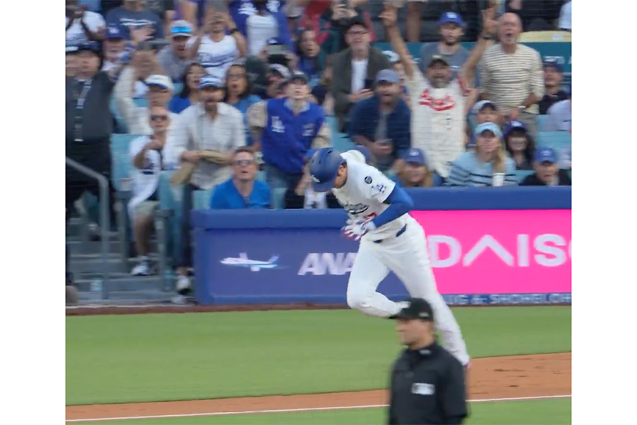 ドジャース球団が投稿した動画に映ったエンゼルスのユニホームを着たファン（投稿をスクリーンショット）