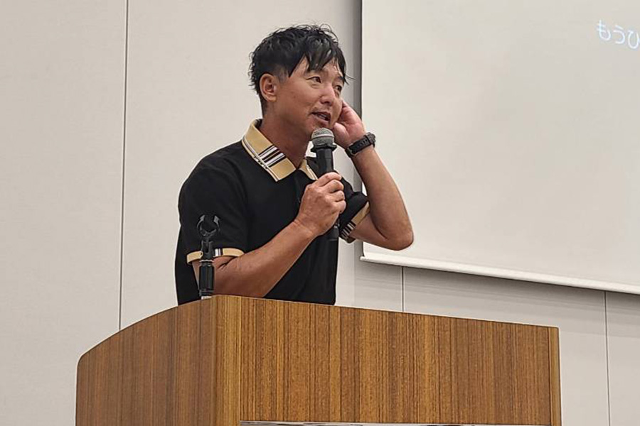 講演会では育成論やチーム運営について語った【写真：橋本健吾】