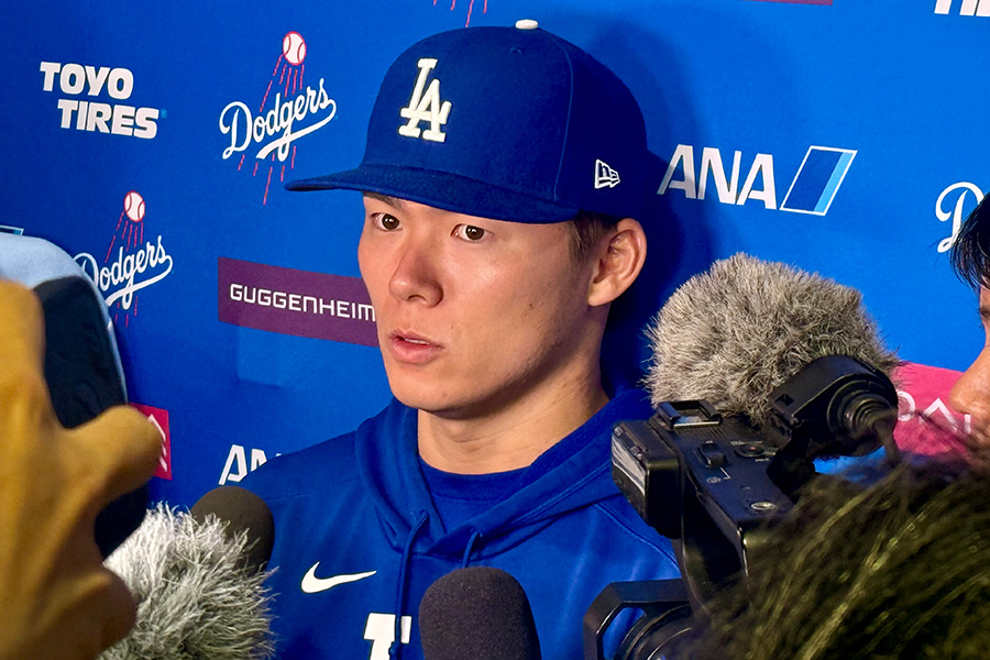 試合後、取材に応じるドジャース・山本由伸【写真：小谷真弥】