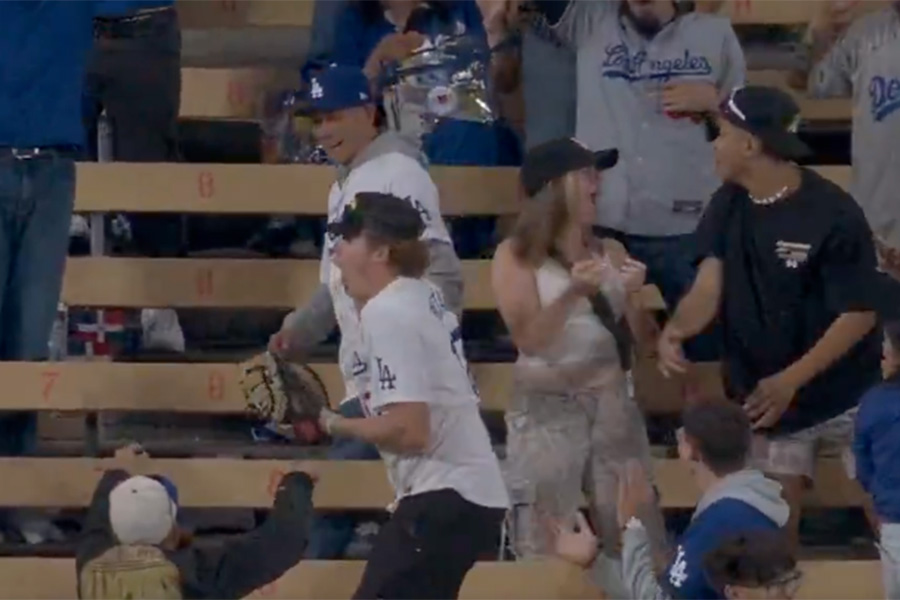 MLB公式が公開した、大谷翔平のHR球をキャッチした男性（投稿をスクリーンショット）