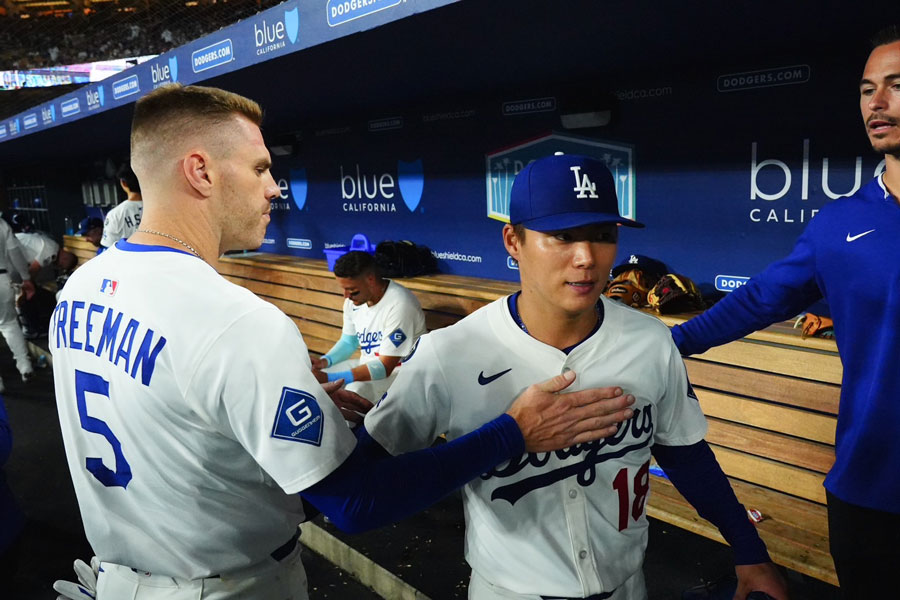 降板する山本を労うドジャースのフレディ・フリーマン【写真：荒川祐史】