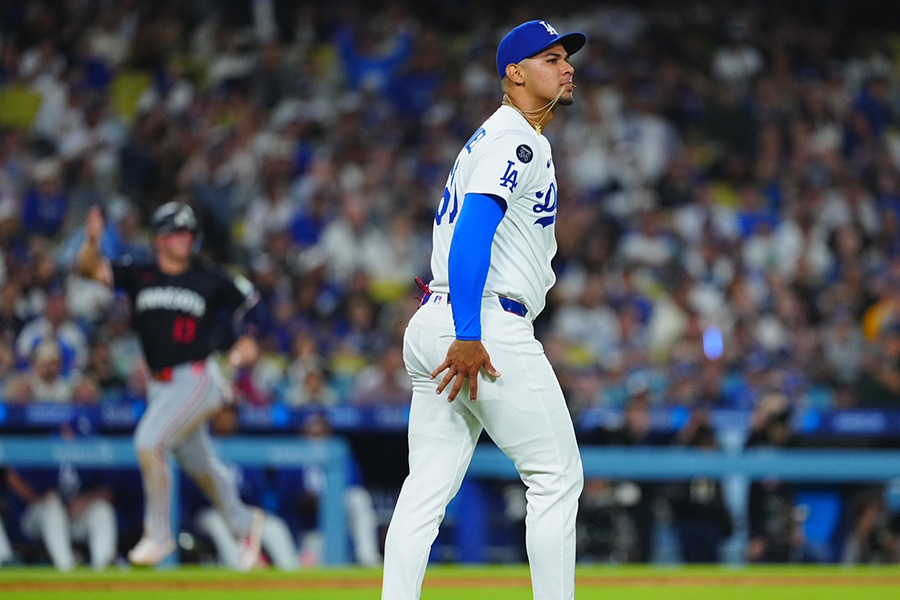 悪送球をしたドジャースのエドガルド・エンリケス【写真：荒川祐史】