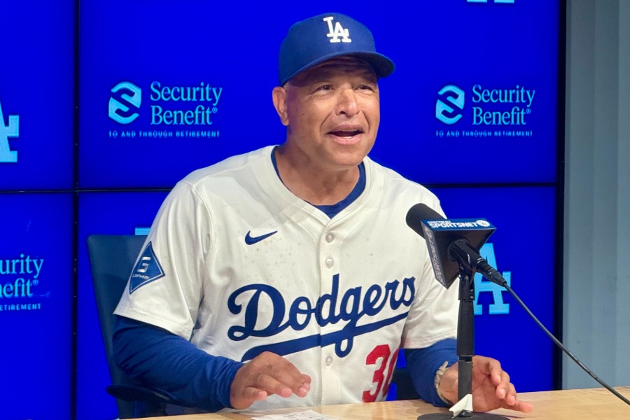 試合後の取材に応じたドジャースのデーブ・ロバーツ監督【写真：小谷真弥】