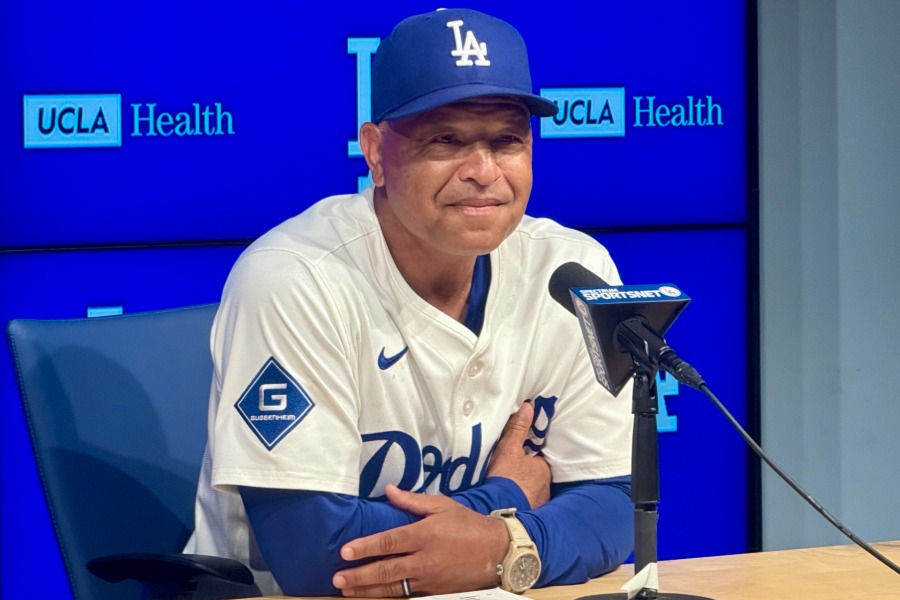 試合後の取材に応じたドジャースのデーブ・ロバーツ監督【写真：小谷真弥】