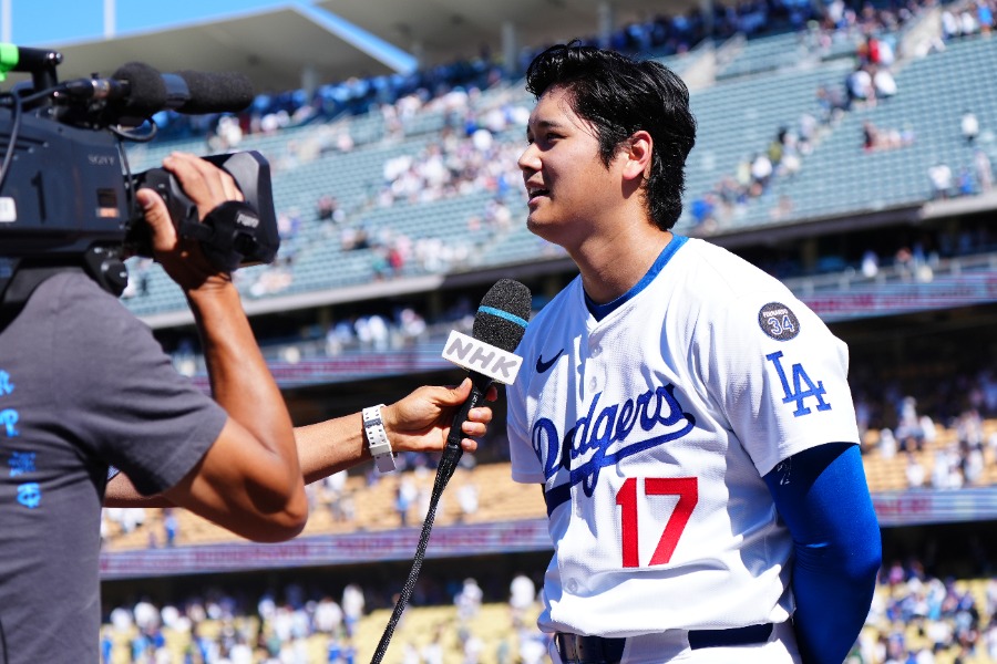 取材を受けるドジャース・大谷翔平【写真：荒川祐史】