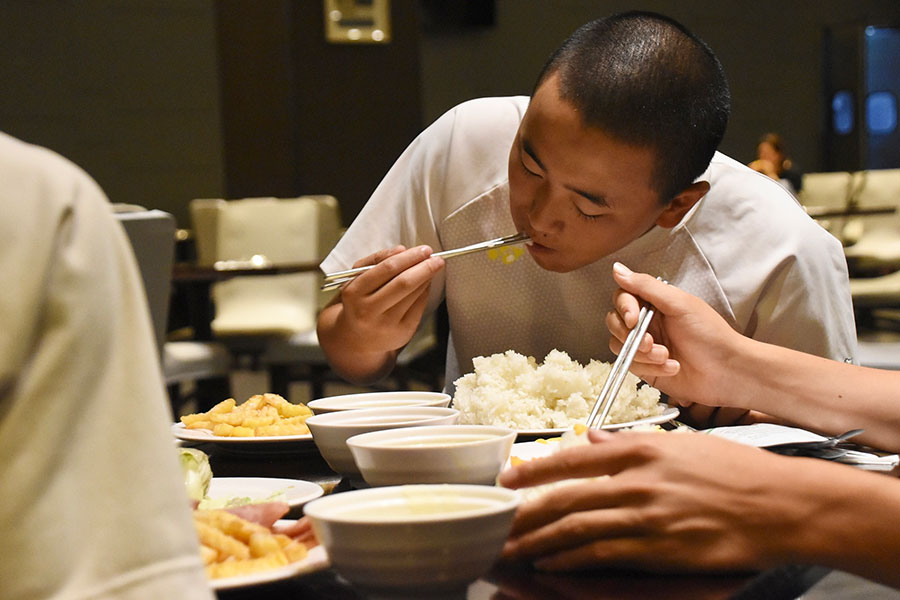 朝食会場で大盛りの白米を食べる選手たち【写真：川浪康太郎】