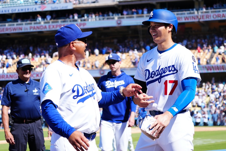 勝利を喜ぶドジャースのデーブ・ロバーツ監督(左)と大谷翔平【写真:荒川祐史】