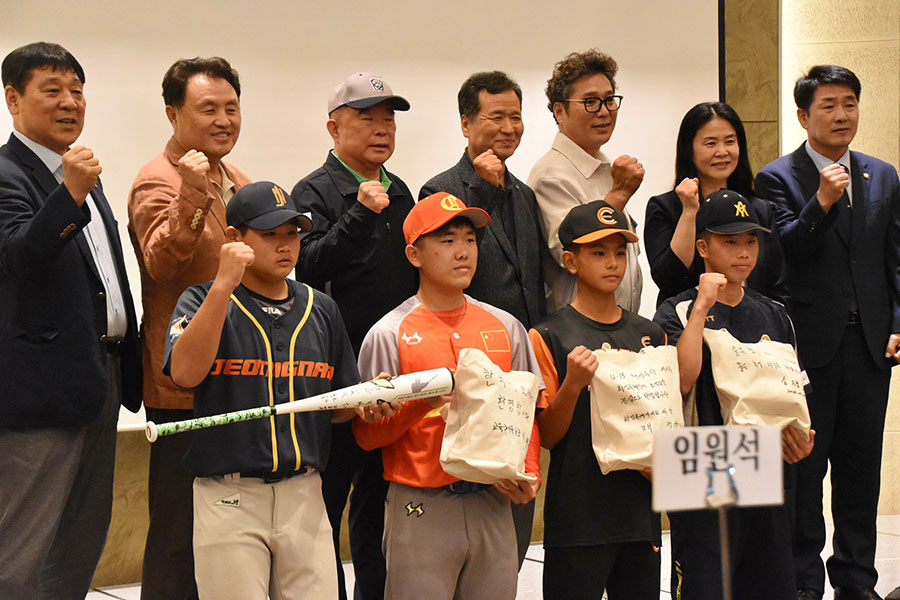 レセプションで記念撮影に臨む金在哲会長（後列中央）ら大会関係者【写真：川浪康太郎】