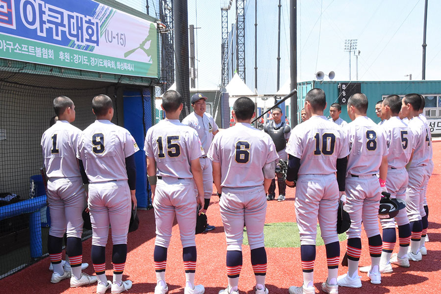 韓国での試合前にミーティングをする青森山田シニアナイン【写真：川浪康太郎】