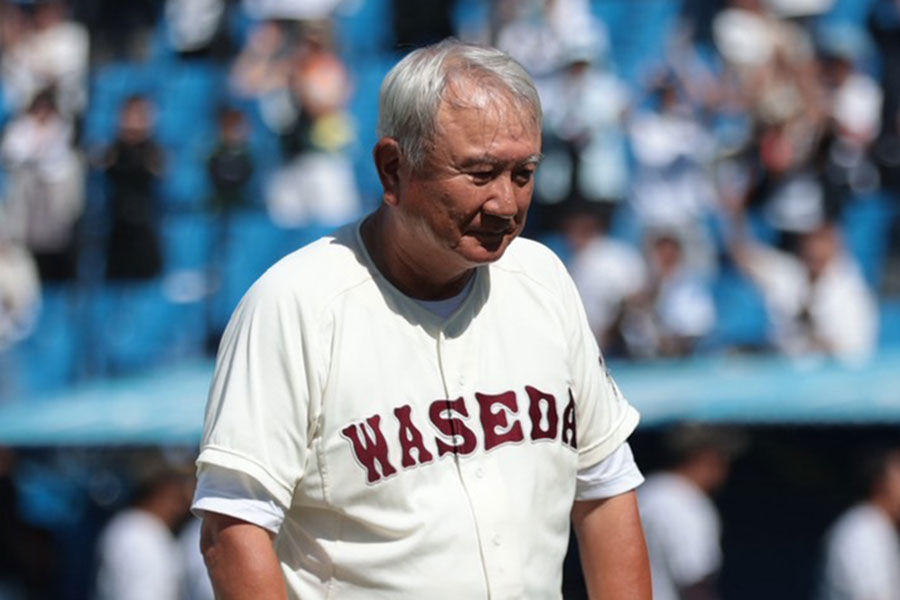 国士館高戦で指揮を執った早実・和泉実監督【写真：岡部直樹】