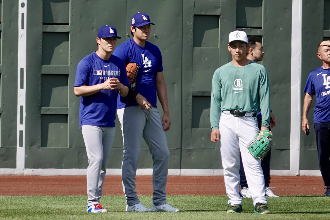 レッドソックス・吉田正尚と談笑するドジャース・大谷翔平と山本由伸【写真：真柴健】