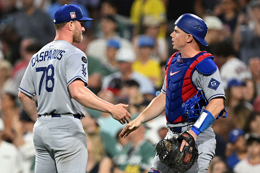 9回を抑え握手を交わすドジャースのベン・カスパリアス（左）とウィル・スミス【写真：ロイター】