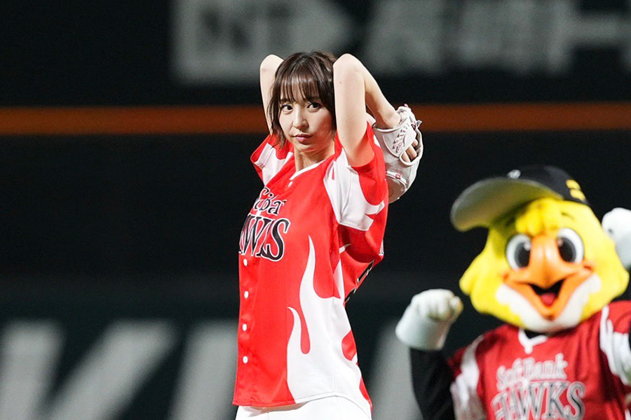 始球式に登板した元アイドルグループ・AKB48の篠田麻里子さん【写真：小林靖】