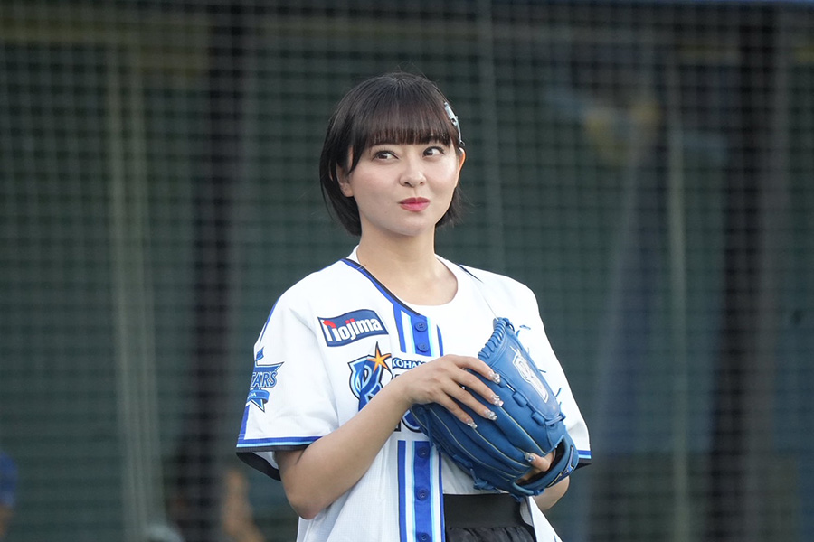 始球式に登場した元プロ野球チア・宇野乃さらささん【写真：町田利衣】