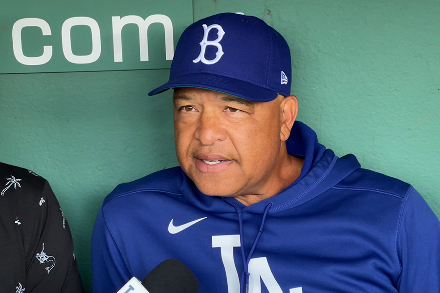 試合前、取材に応じたドジャースのデーブ・ロバーツ監督【写真：小谷真弥】