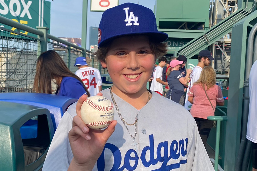 ドジャース・大谷翔平が投げたボールをキャッチしたベック・バーンズくん【写真：真柴健】