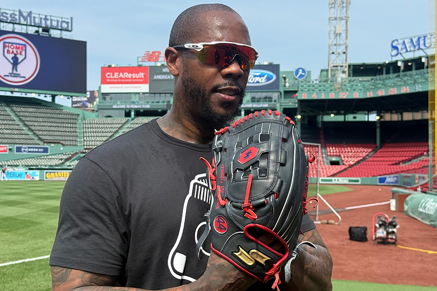 取材に応じたレッドソックスのアロルディス・チャップマン【写真：小谷真弥】