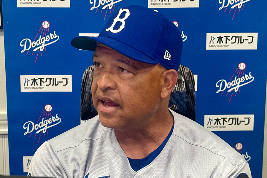 試合後、取材に対応したドジャースのデーブ・ロバーツ監督【写真：小谷真弥】