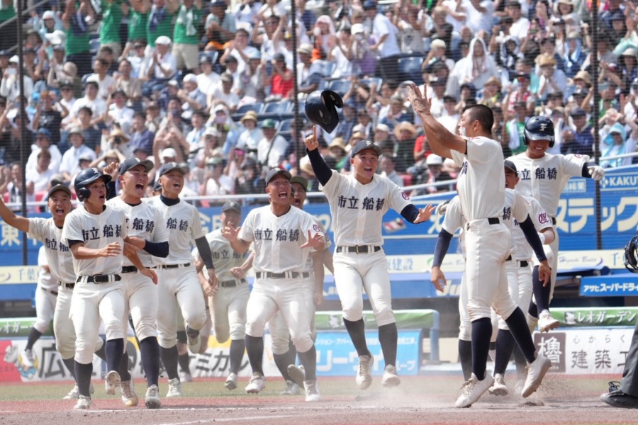 サヨナラ勝ちを決めた市立船橋ナイン【写真：岡部直樹】