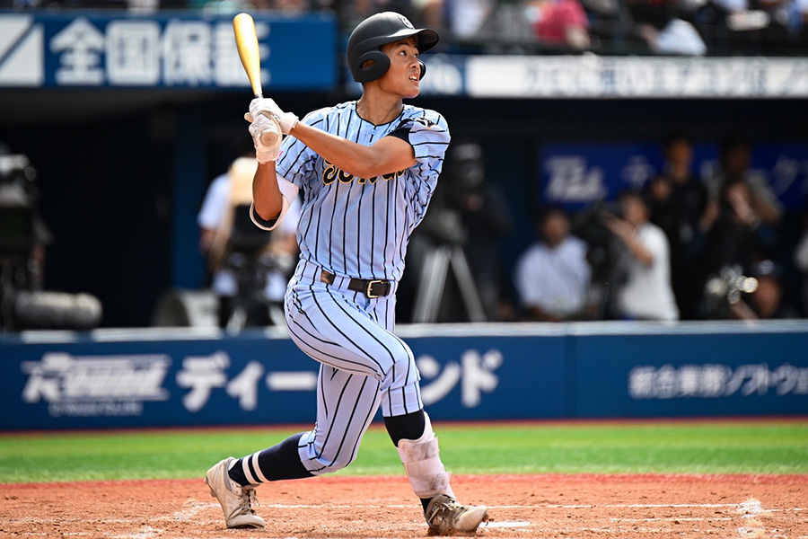 3回に本塁打を放った東海大相模・中村龍之介【写真：中戸川知世】