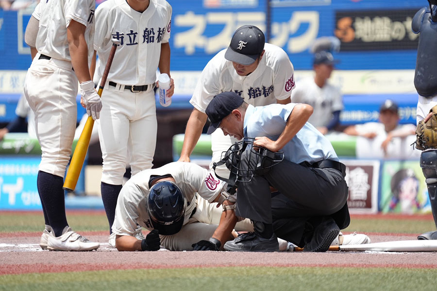 顔面に死球を受けた市立船橋・花嶋大和【写真：岡部直樹】