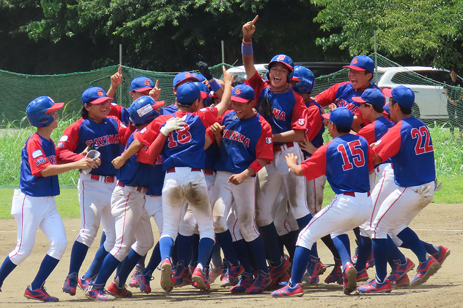 勝利を喜ぶ狭山西武ボーイズナイン【写真:片倉尚文】