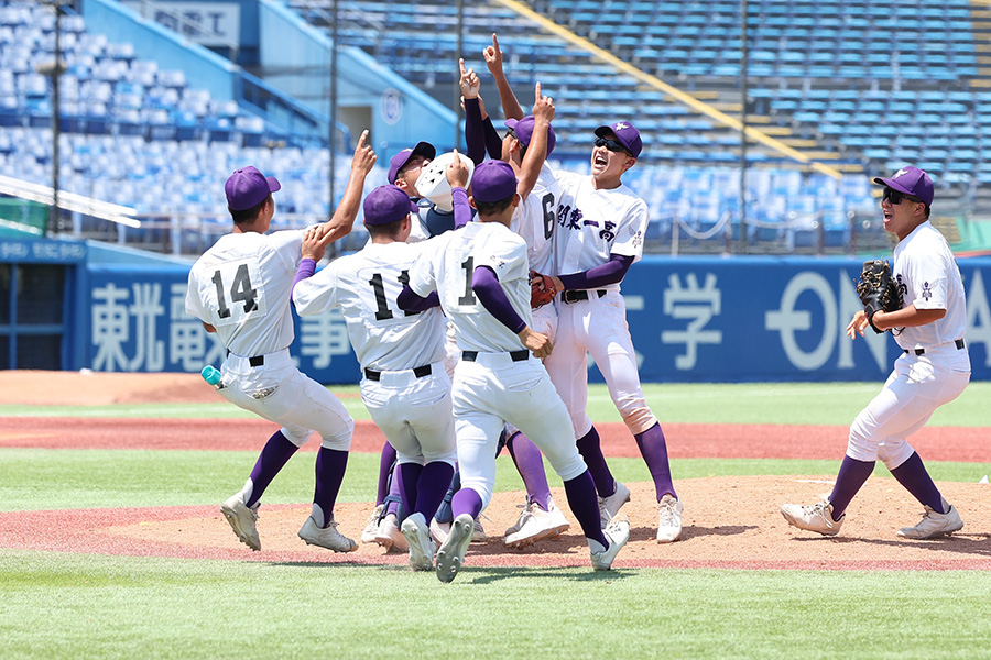 甲子園出場を決めてマウンドに駆け寄る関東一高ナイン【写真：加治屋友輝】