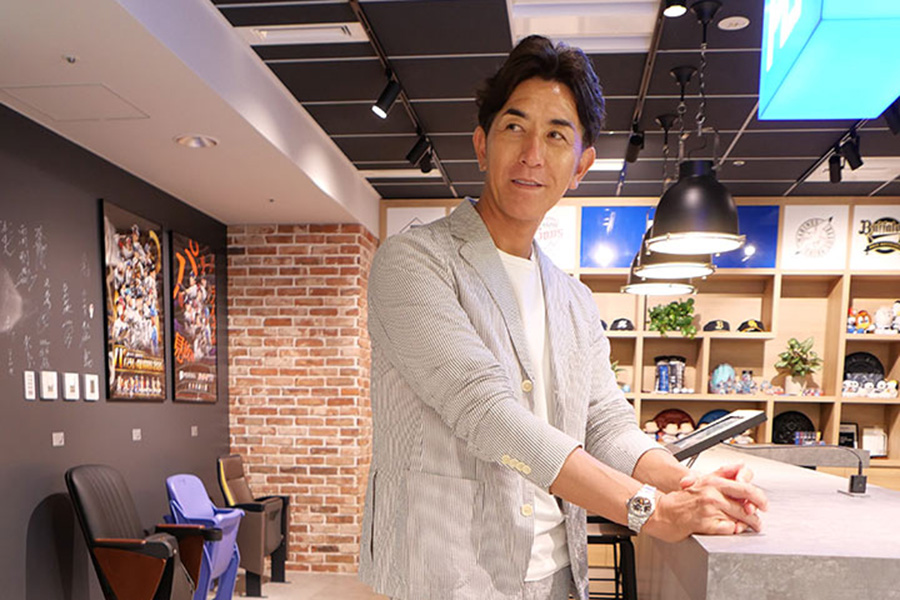 最新ファッションを披露した元西武のG.G.佐藤氏【画像：パーソル パ・リーグTV】