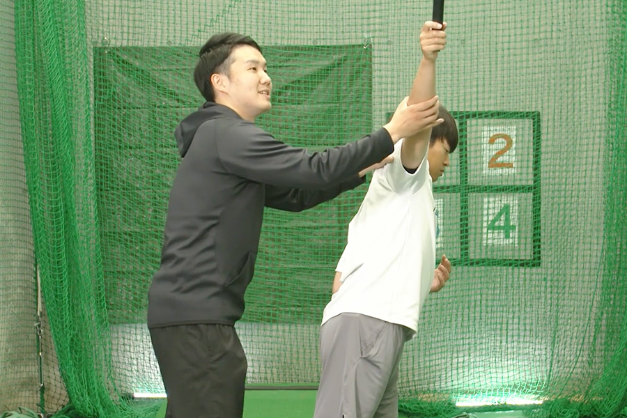 棒を使ったシャドーピッチングを指導する河内山拓樹コーチ【写真：編集部】