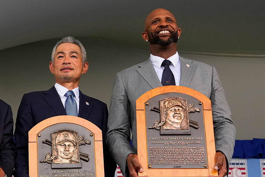 米野球殿堂入りを果たしたイチロー氏（左）とCC・サバシア氏【写真：ロイター】