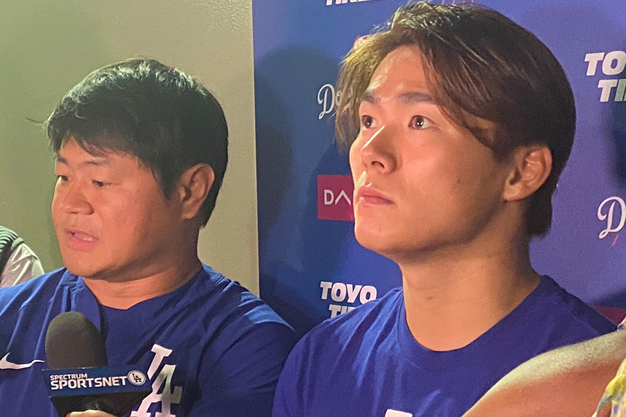 試合後、取材に対応したドジャース・山本由伸【写真：真柴健】