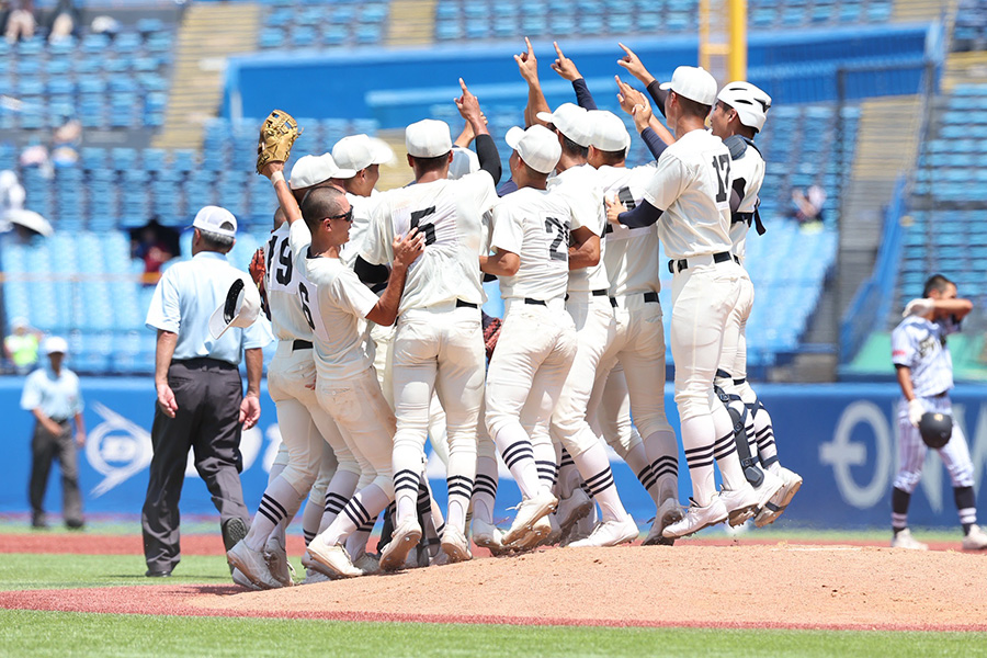 決勝戦を制した日大三高ナイン【写真：加治屋友輝】