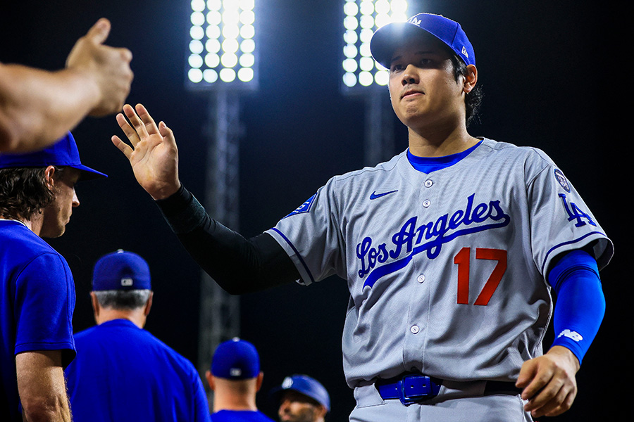 レッズ戦に勝利し、ナインとタッチを交わすドジャース・大谷翔平【写真：ロイター】
