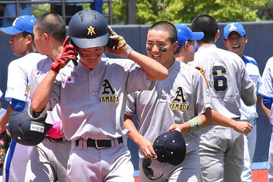 試合前に交流し笑顔を見せる日韓の選手たち【写真：川浪康太郎】