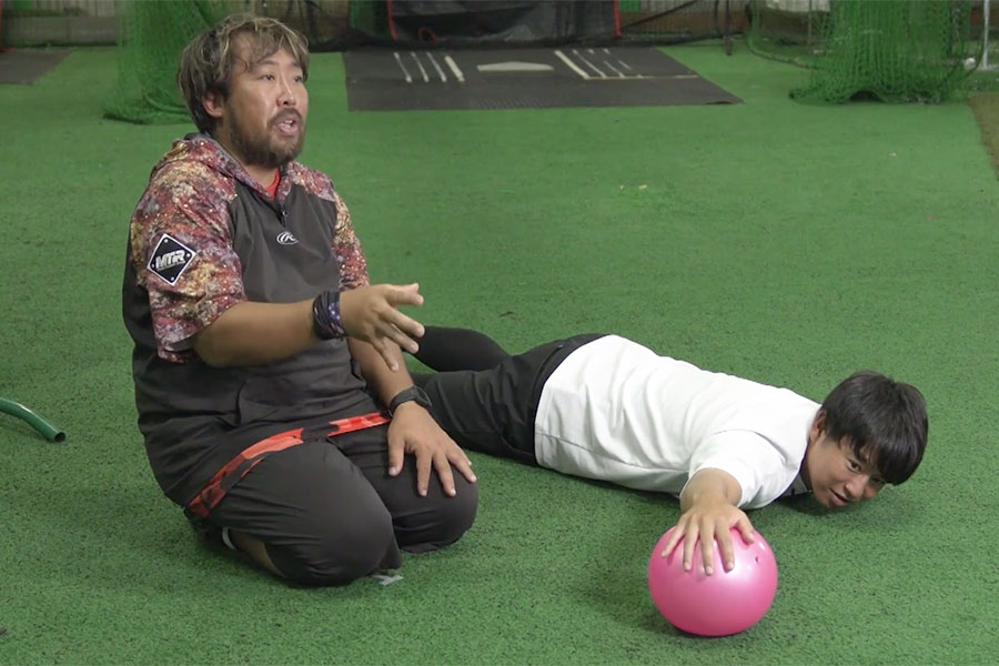 “うつ伏せチェック法”を実演する高島誠氏【写真：編集部】