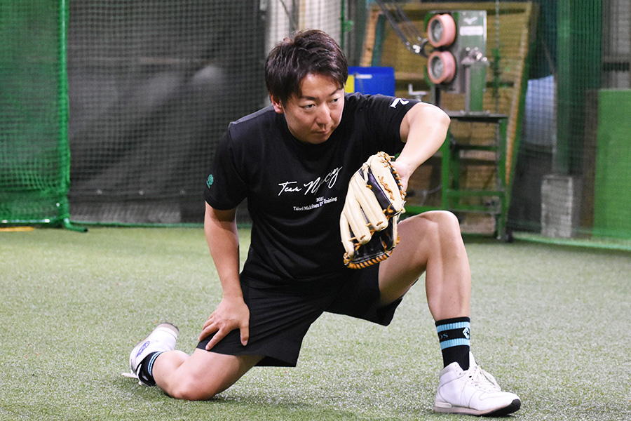 逆シングル捕球ドリルを実演する流大輔氏【写真：高橋幸司】