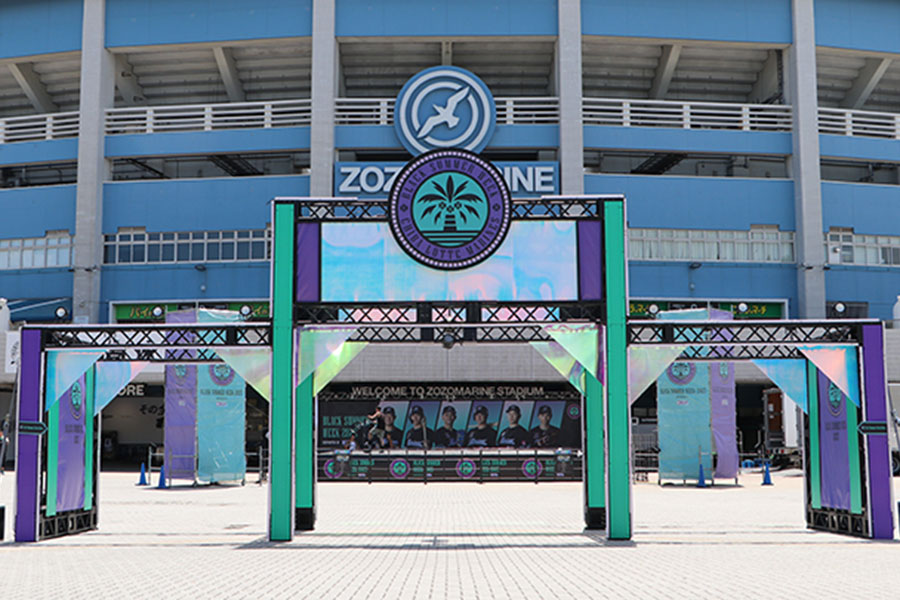 ZOZOマリンスタジアム 正面の装飾がBSW仕様に 【写真：PLM】