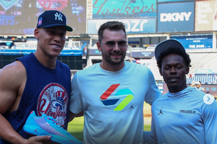 アーロン・ジャッジ（左から）、ルカ・ドンチッチ、ジャズ・チザムJr.の3ショット（画像はスクリーンショット）
